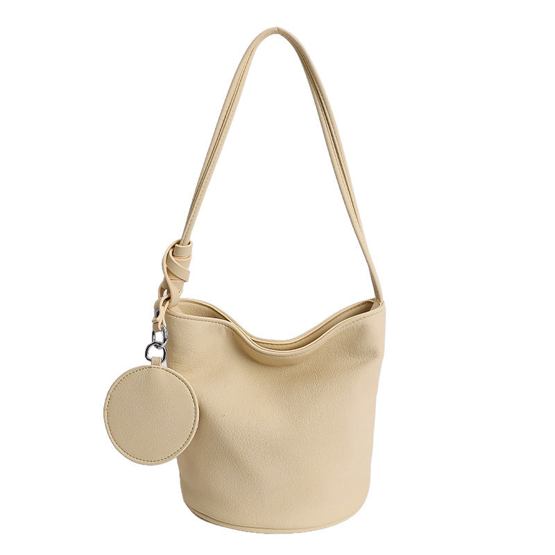 Damen Hobo-Tasche aus strukturiertem Kunstleder mit verspieltem Anhänger Nord Taschen