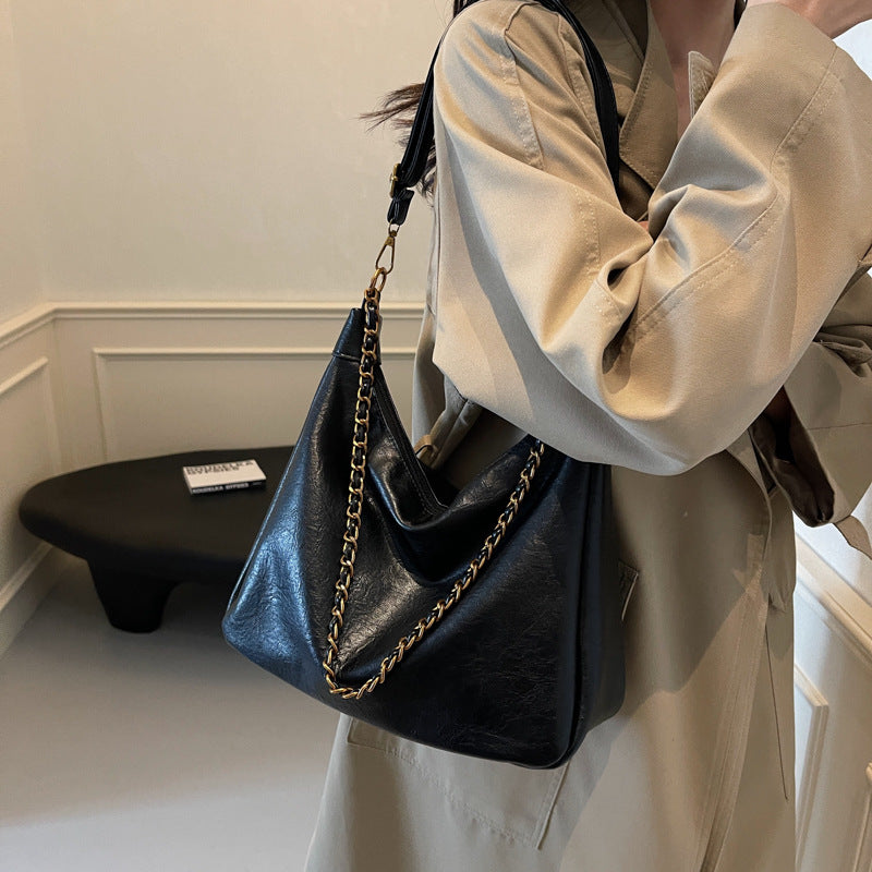 Damen stylische Umhängetasche mit goldenen Kettendetails Nord Taschen