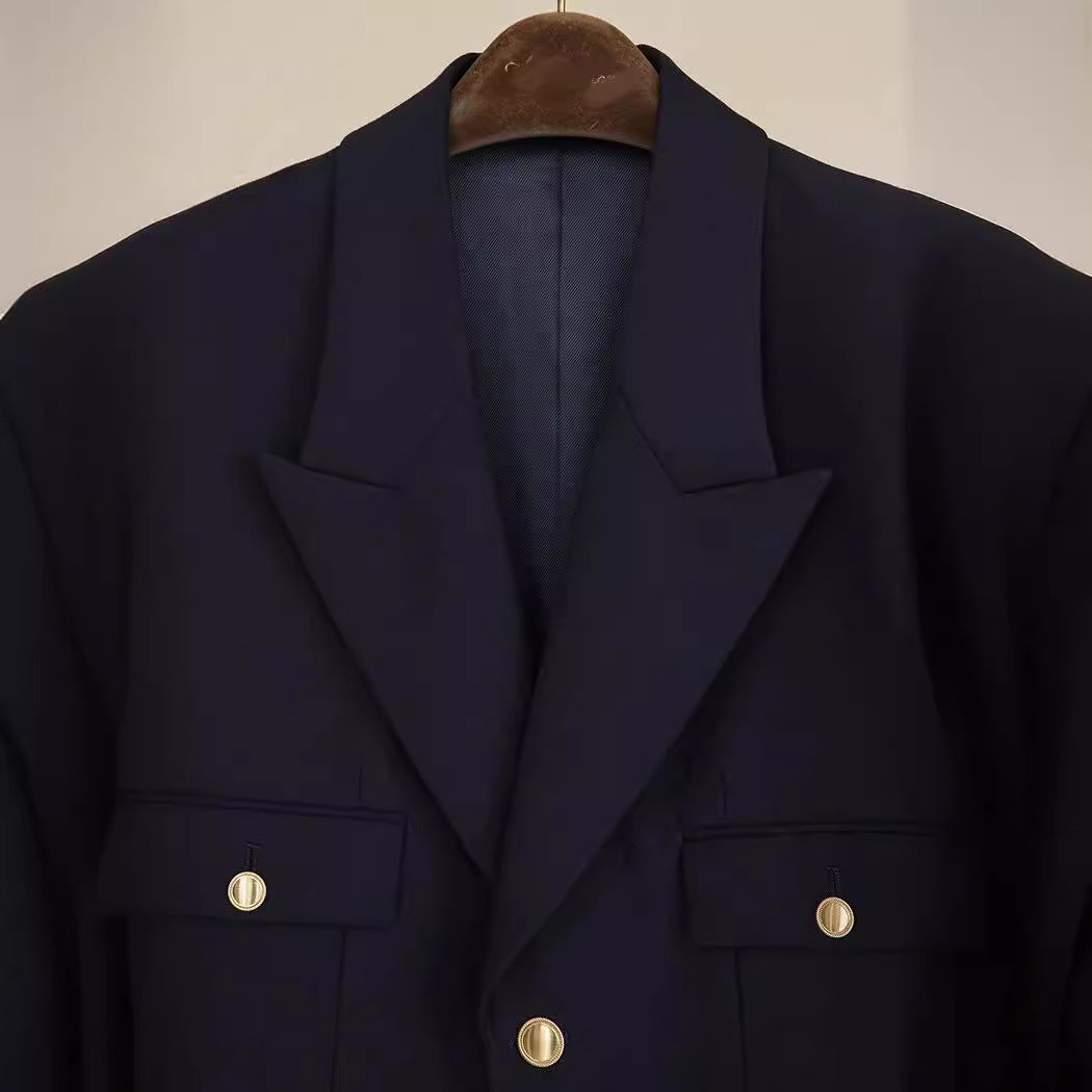 Damen weit geschnittener Blazer mit taillierter Silhouette, goldenen Schmuckknöpfen und Pattentaschen Nord Taschen