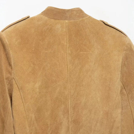 Damen Taillierte Wildlederjacke im Military‑Look mit Stehkragen, aufgesetzten Pattentaschen und verdeckter Knopfleiste Nord Taschen