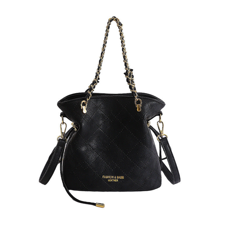 Damen Hobo-Tasche mit verspieltem Teddy-Anhänger und eleganten Kettenakzenten Nord Taschen