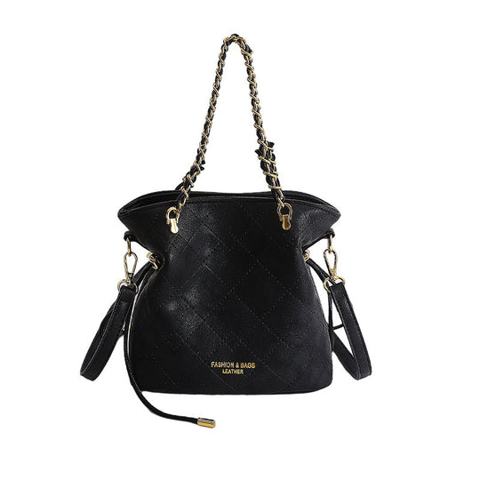 Damen Hobo-Tasche mit verspieltem Teddy-Anhänger und eleganten Kettenakzenten Nord Taschen