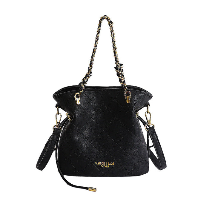 Damen Hobo-Tasche mit verspieltem Teddy-Anhänger und eleganten Kettenakzenten Nord Taschen