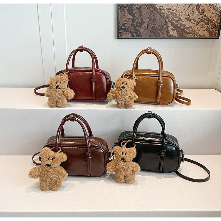 Damen Mini-Handtasche mit charmantem Bärenanhänger Nord Taschen