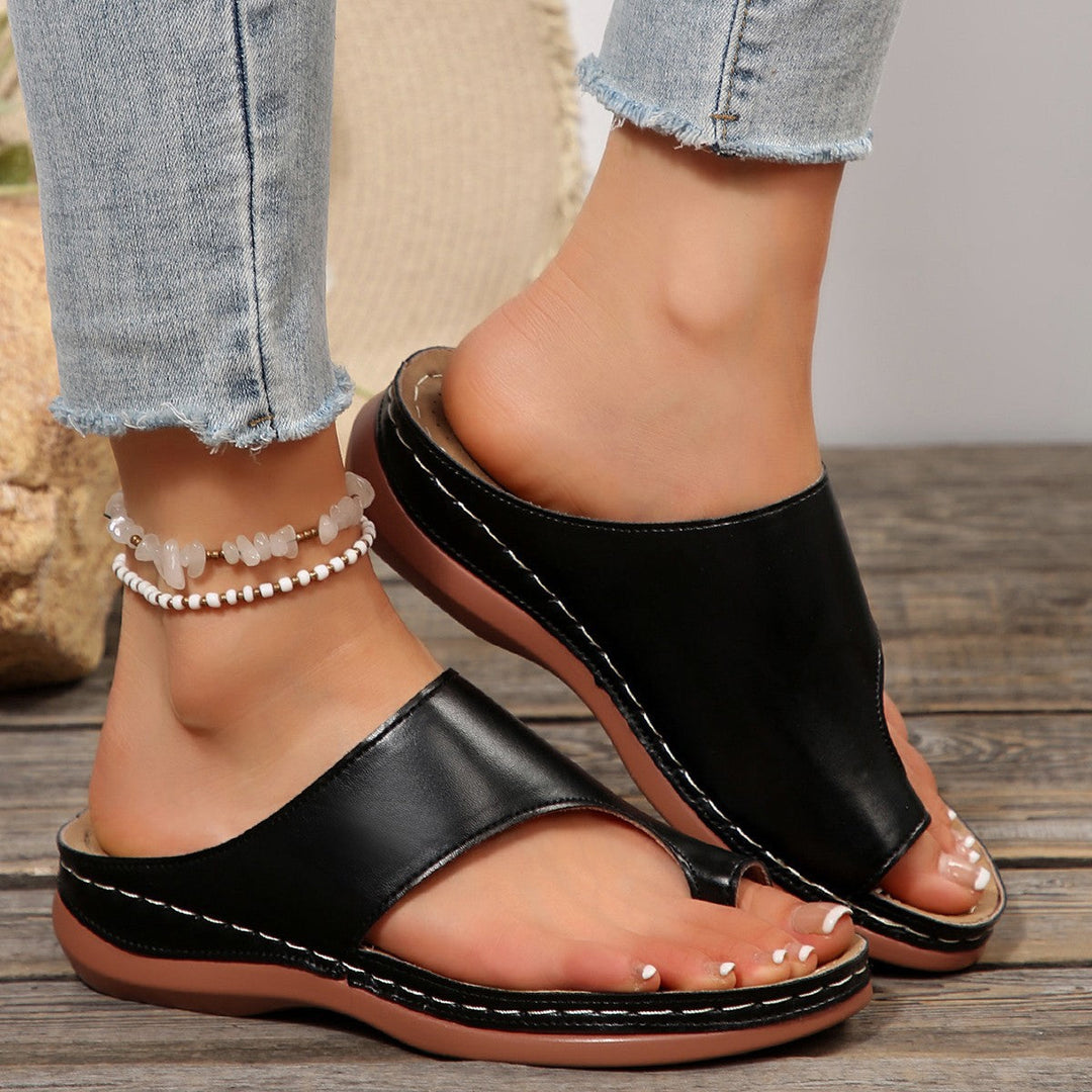 Damen Zehentrenner mit eleganter Metallic-Oberfläche und gepolstertem Fußbett