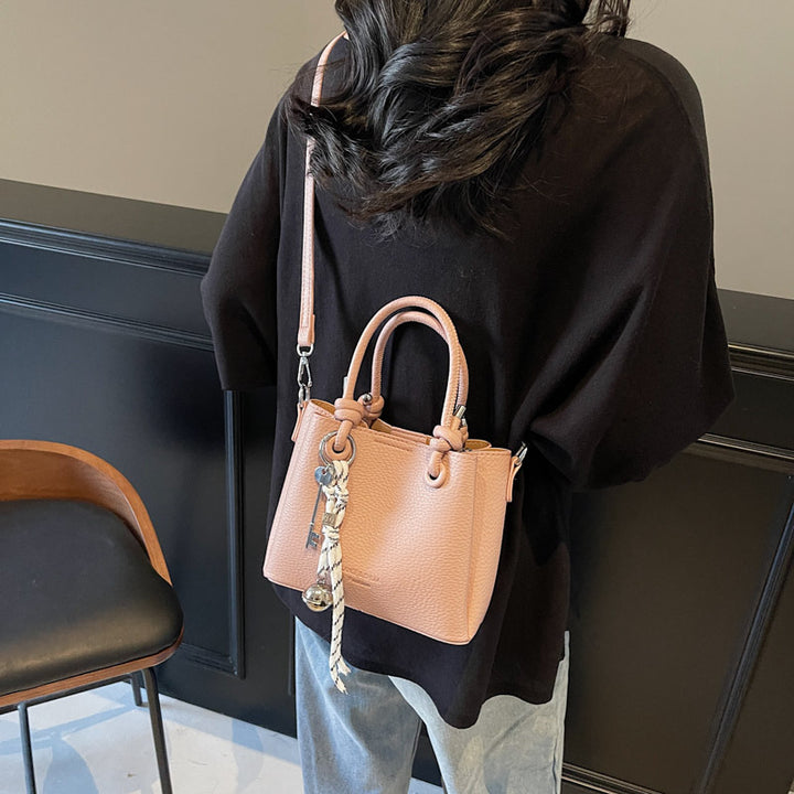 Damen Designer Beuteltasche mit geschmackvollem Schlüsselanhänger Nord Taschen