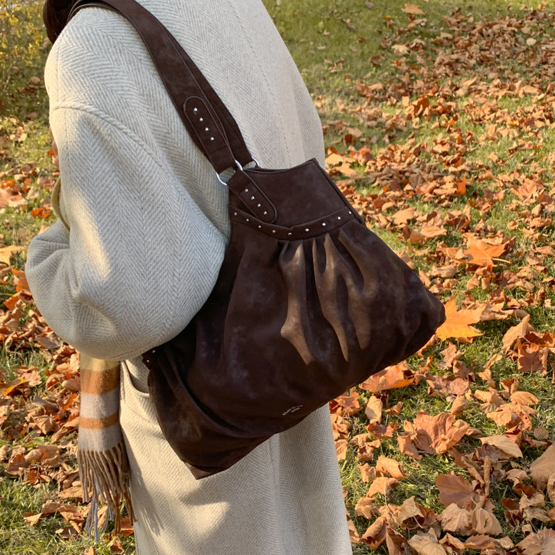 Damen Tasche mit raffiniertem Rüschendesign und Akzenten aus Metall von Nord Taschen