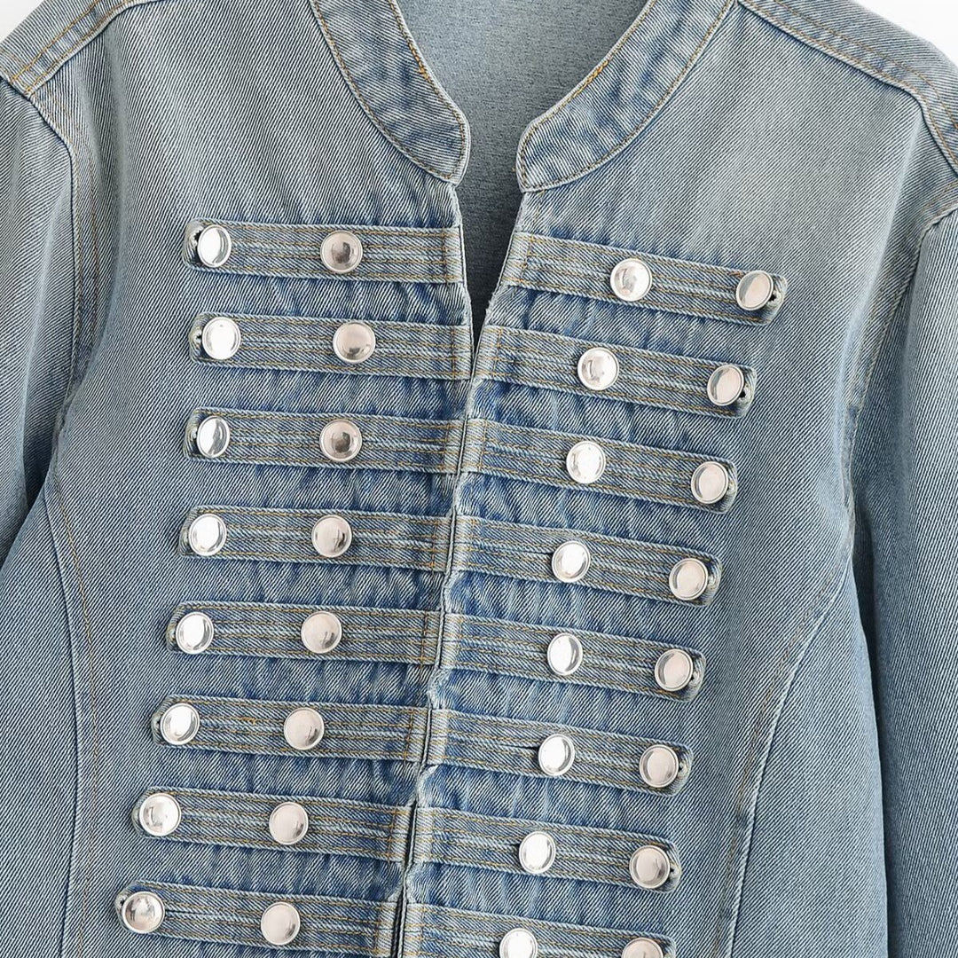 Damen Kurze Jeansjacke mit militärischer Paspelierung und dekorativen Metallknöpfen Nord Taschen