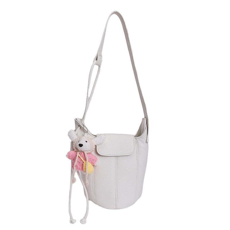 Damen Handtasche mit verspieltem Tieranhänger Nord Taschen