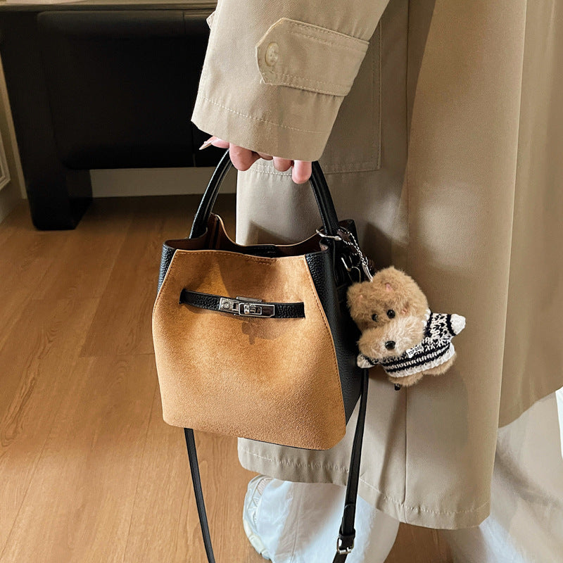 Damen modische Handtasche mit kuscheligem Teddy-Anhänger Nord Taschen