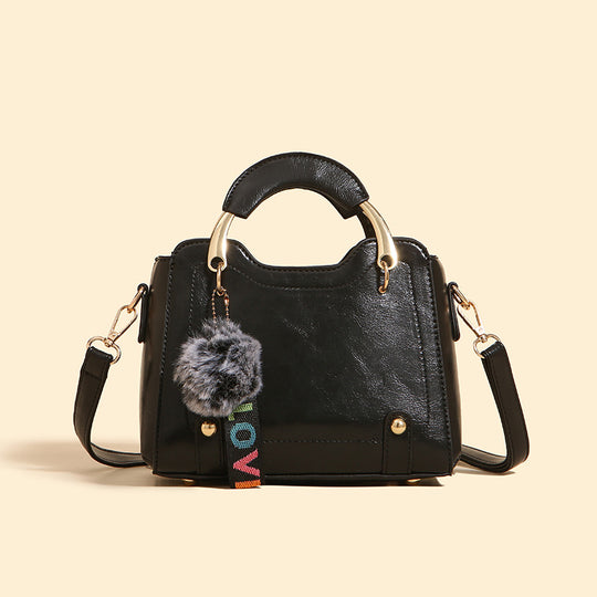 Damen Handtasche mit strukturiertem Kunstleder, abnehmbarem Schulterriemen und dekorativem Pelzanhänger Nord Taschen
