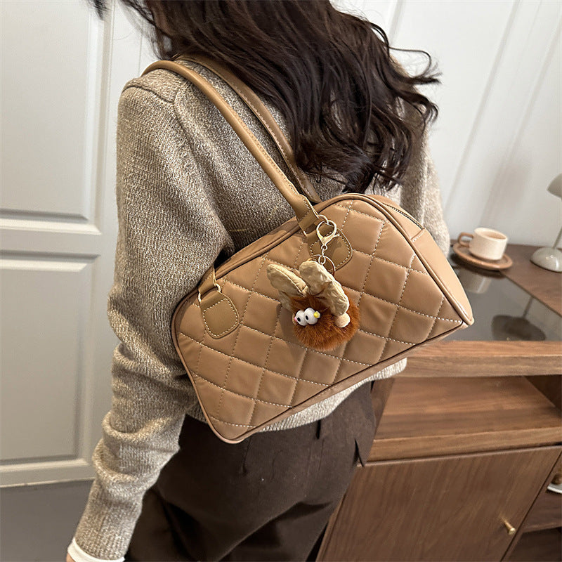 Damen modische Handtasche mit gestepptem Design und charmantem Anhänger Nord Taschen