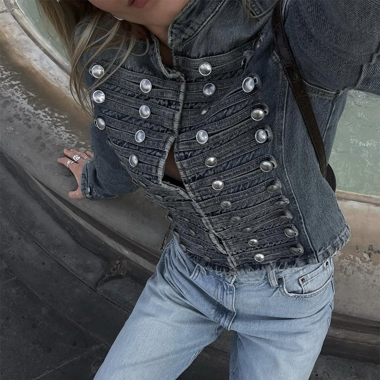 Damen Kurz geschnittene militärisch inspirierte Jeansjacke mit Zierstreifen und Metallknöpfen Nord Taschen