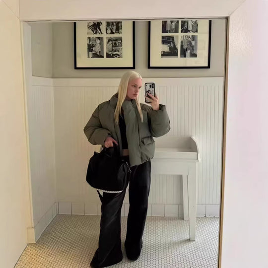Damen Kurze boxy Funktionsjacke mit Kapuze, wattierter Isolierung und diagonalen Reißverschlusstaschen Nord Taschen