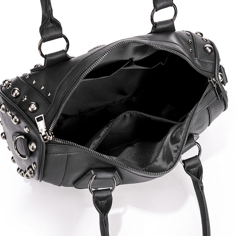 Damen Hobo-Tasche mit dekorativen Nieten und trendy Totenkopf-Applikation Nord Taschen