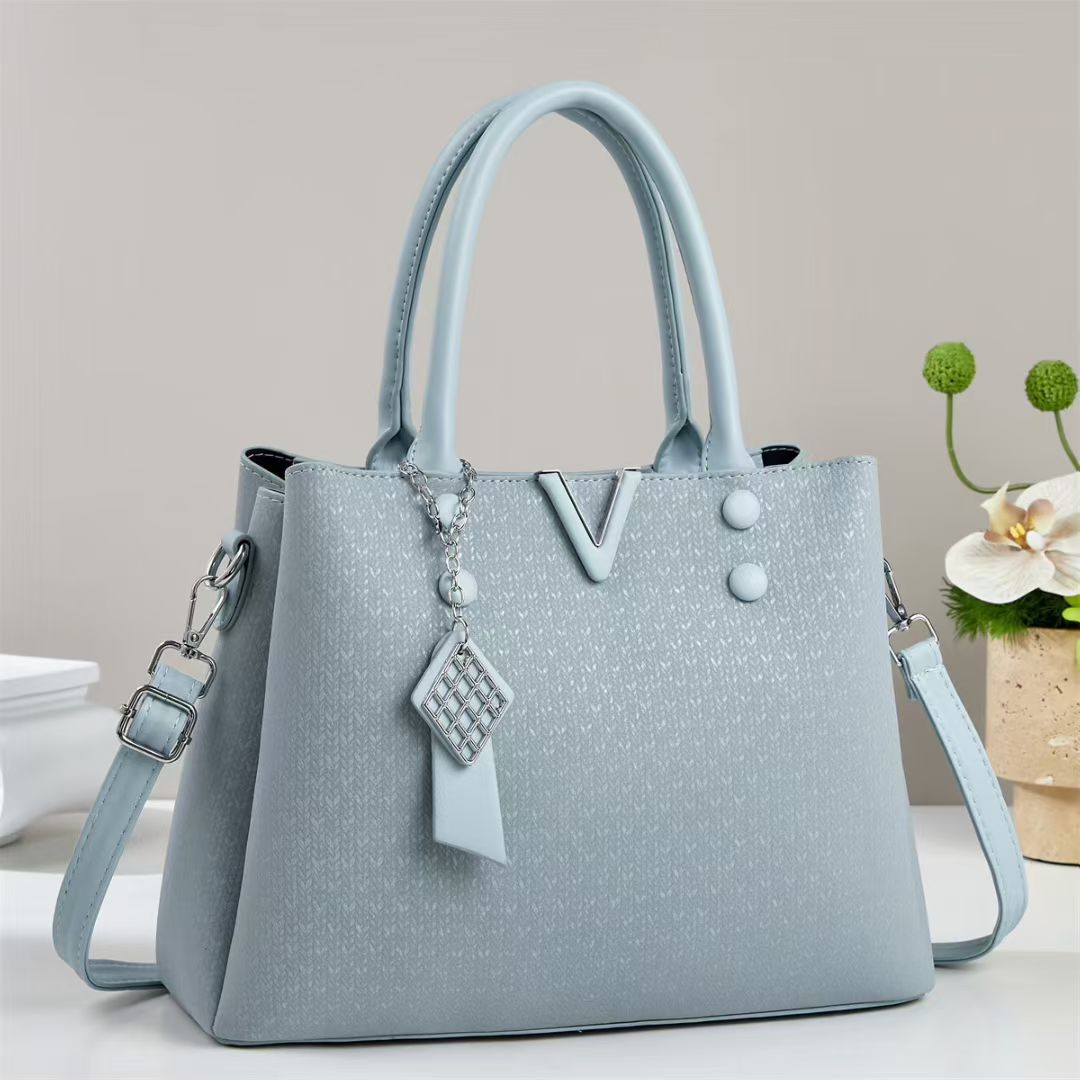 Damen elegante Handtasche mit abnehmbarem Schultergurt und dekorativem Anhänger Nord Taschen