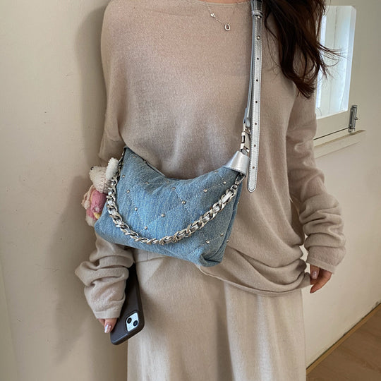Damen modische Denim Umhängetasche mit Kettenriemen und Plüschanhänger Nord Taschen