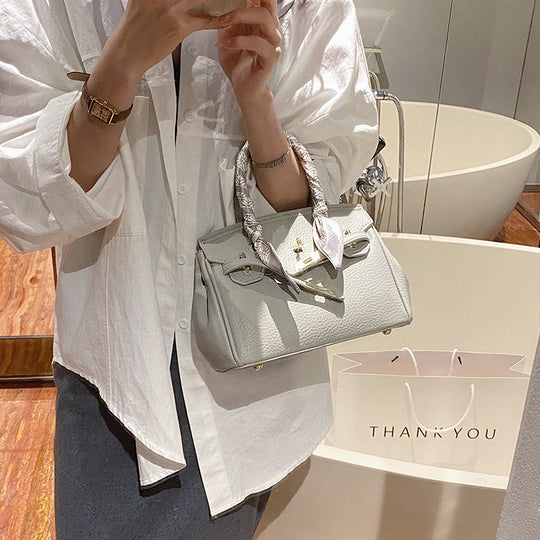 Damen Handtasche mit innovativem Haltegriff und modischen Details | Nord Taschen