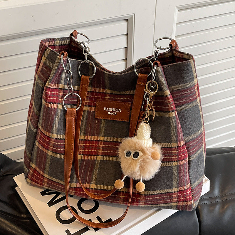 Damen Shopper-Tasche mit kariertem Design und verspieltem Plüschanhänger Nord Taschen