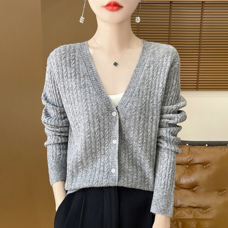 Damen Kurzgeschnittener Feinstrick-Cardigan mit V‑Ausschnitt, feiner Rippenstruktur und Perlmuttknöpfen Nord Taschen