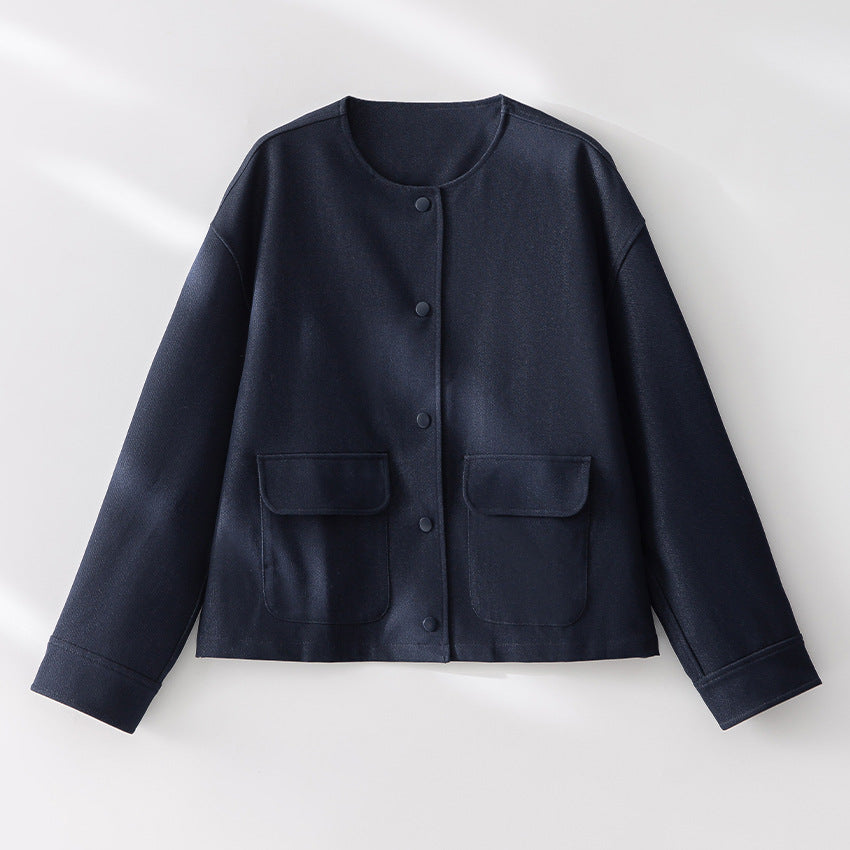 Damen Kurzjacke mit Rundhalsausschnitt, boxy Silhouette und aufgesetzten Pattentaschen Nord Taschen