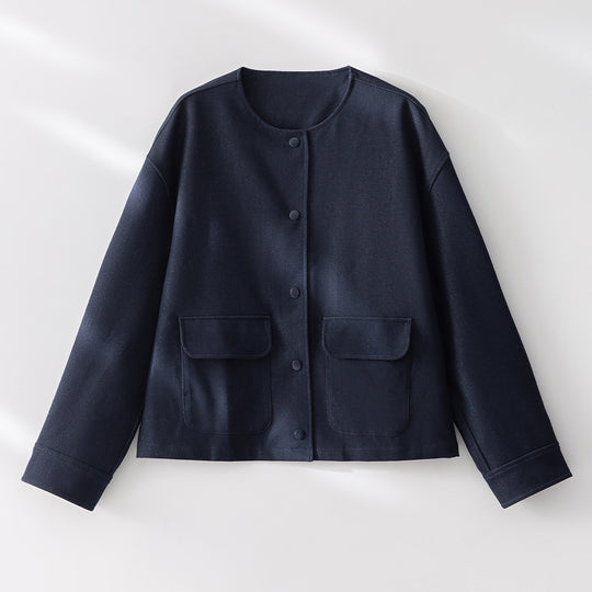 Damen Kurzjacke mit Rundhalsausschnitt, boxy Silhouette und aufgesetzten Pattentaschen Nord Taschen
