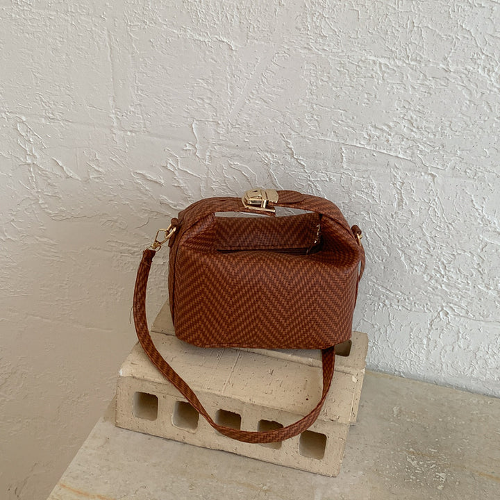 Damen Umhängetasche mit elegantem Design und goldenen Verschlüssen Nord Taschen