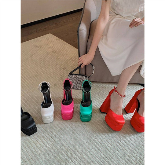 Damen Plateau-Pumps mit elegantem Plateau und goldenen Details Nord Taschen