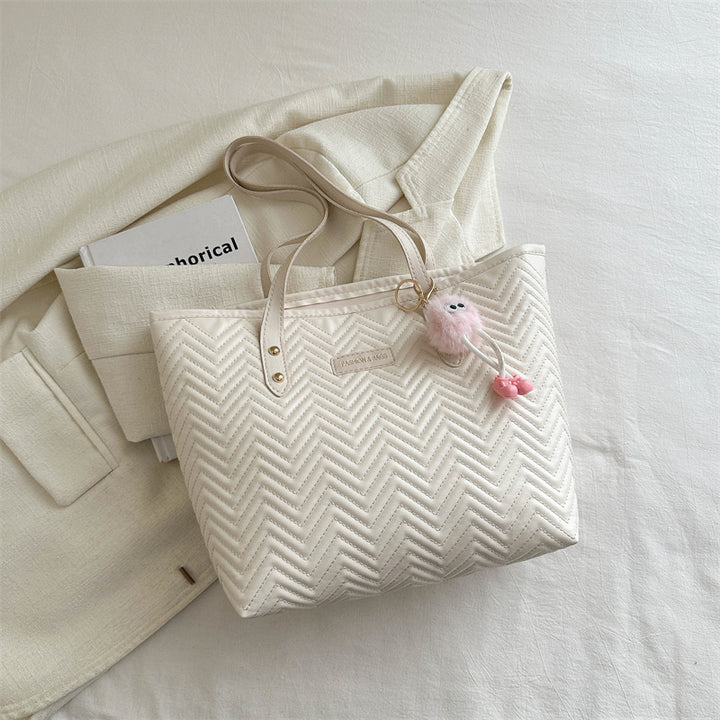 Damen Freizeit Tote-Bag mit strukturiertem Wellenmuster und charmantem Anhänger Nord Taschen