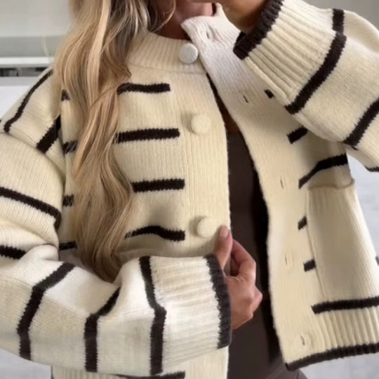 Damen Oversize Cropped‑Strickjacke im Blousonstil mit Kontraststreifen und großen Knöpfen Nord Taschen