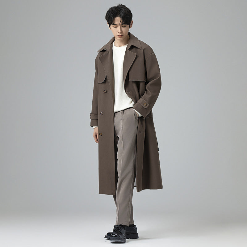 Herren Trenchcoat im minimalistischen Doppelreiher mit breitem Schalkragen und Taillengürtel Nord Taschen