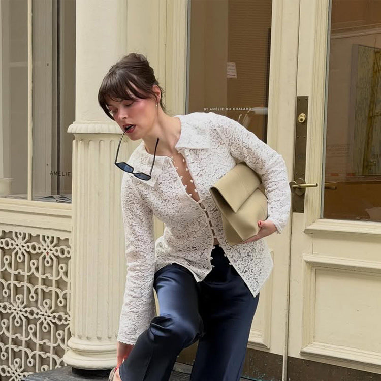 Damen Spitzenbluse mit floraler Spitze, Hemdkragen und Stoffkugel-Knopfleiste Nord Taschen
