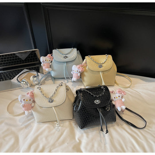Damen Rucksackhandtasche mit strukturiertem Obermaterial und verspieltem Anhänger | Nord Taschen