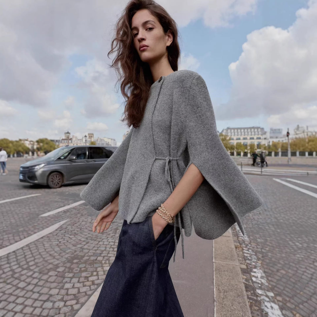 Damen Kurzes Wollmix‑Cape mit Rundhals, Tunnelzug‑Taillierung und Trompetenärmeln Nord Taschen