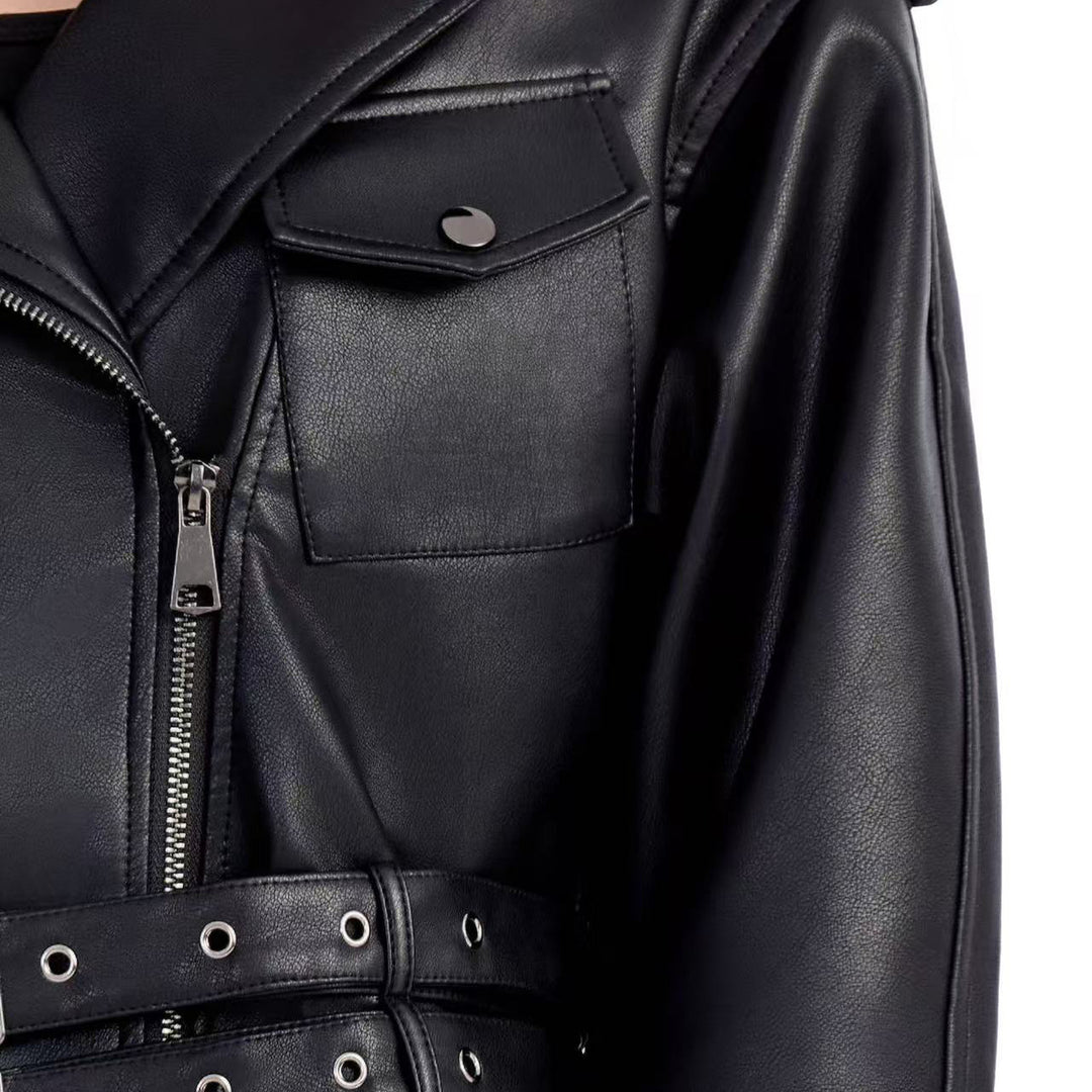 Damen kurz geschnittene taillierte Bikerjacke aus Kunstleder mit Doppeltaillengürtel, Epauletten und Zipperdetails Nord Taschen