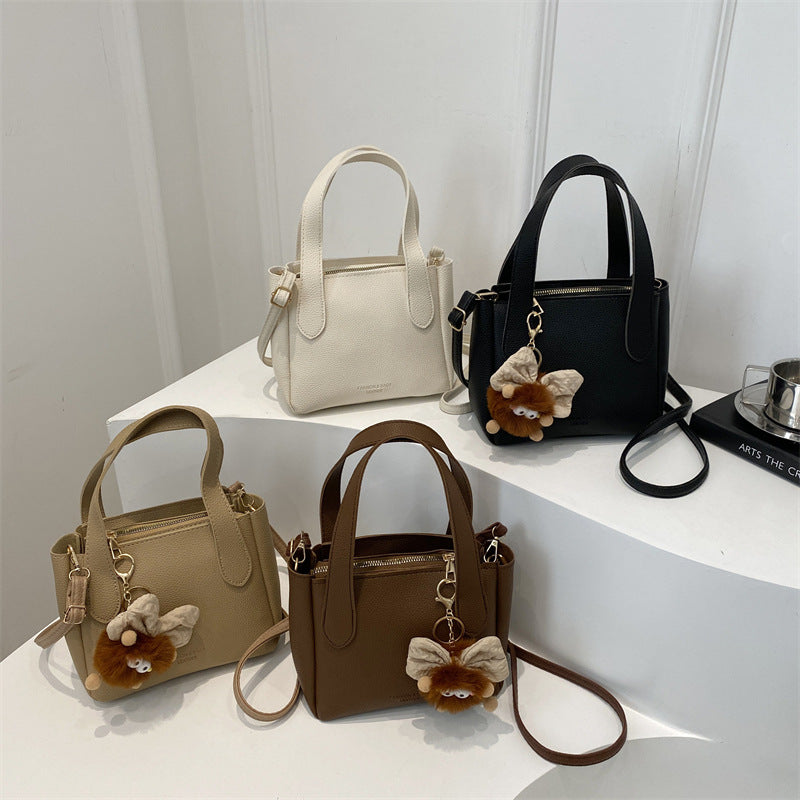 Damen elegante Handtasche mit flauschigem Anhänger Nord Taschen