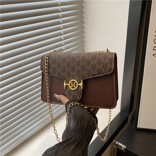 Damen Umhängetasche mit goldener Kettenverzierung und Designer-Logo Nord Taschen