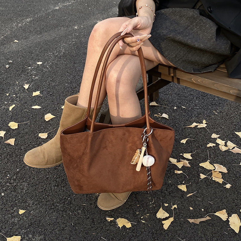 Damen Stylische Wildleder Einkaufstasche mit verspieltem Anhänger Nord Taschen