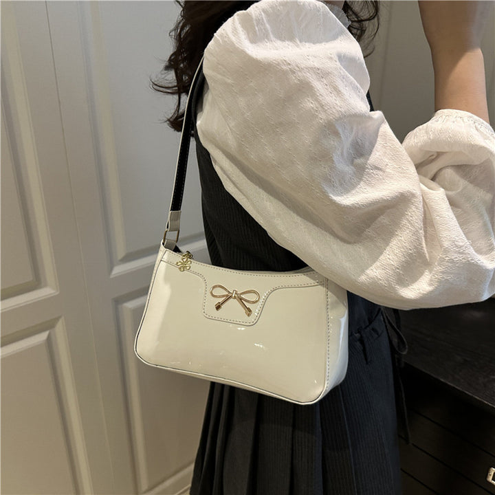 Damen elegante Umhängetasche mit schimmerndem Lackfinish und dekorativem Schleifenakzent Nord Taschen