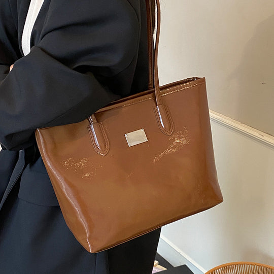 Damen Beuteltasche mit verspieltem Plüschanhänger Nord Taschen