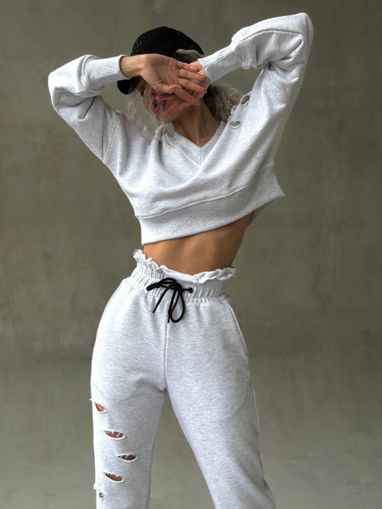Damen kurzgeschnittenes Sweat-Set mit V-Ausschnitt, Rüschenbund Highwaist Jogginghose und Distressed-Details Nord Taschen