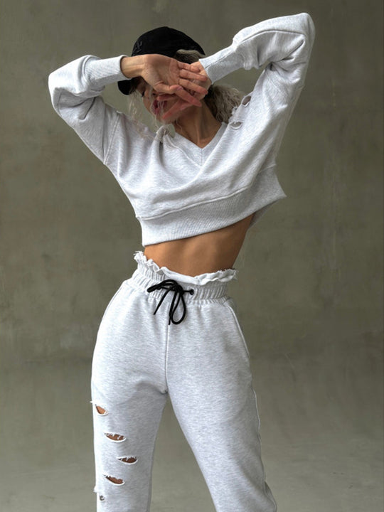 Damen kurzgeschnittenes Sweat-Set mit V-Ausschnitt, Rüschenbund Highwaist Jogginghose und Distressed-Details Nord Taschen