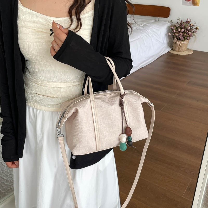 Damen elegante Handtasche aus strukturiertem Material mit verspieltem Anhänger Nord Taschen