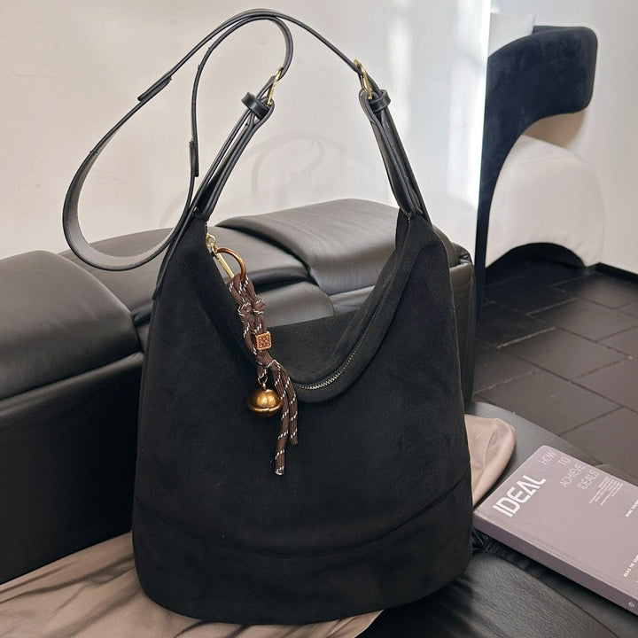 Damen Hobo Tasche aus weichem Wildleder mit luxuriösem Tragegriff Nord Taschen