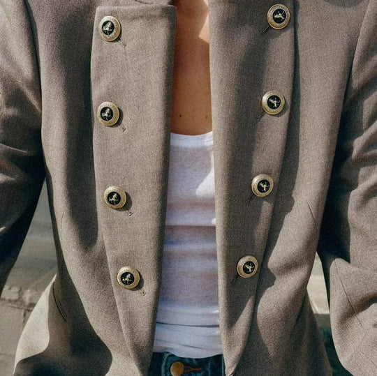Damen Taillierter Cropped-Blazer mit Stehkragen und dekorativer Zierknopfleiste Nord Taschen