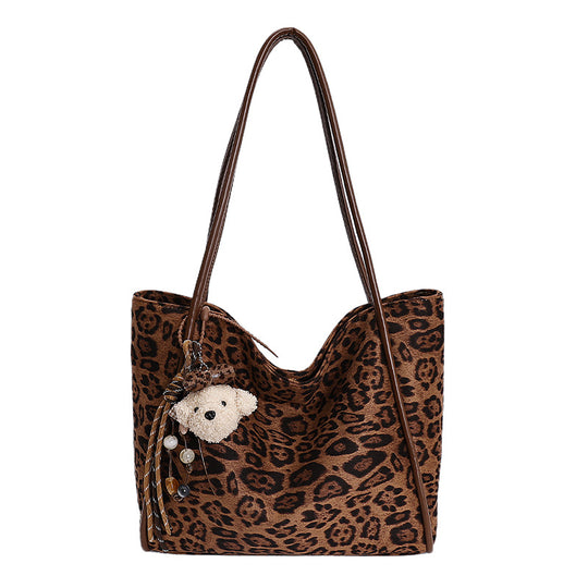 Damen Schultertasche aus weichem Veloursleder mit charmantem Detail Nord Taschen