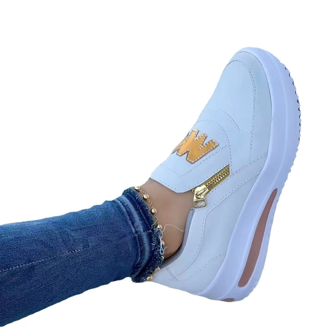 Damen Slip‑On Plateau‑Sneaker im Mokassin‑Look mit goldener Zipper‑Applikation Nord Taschen