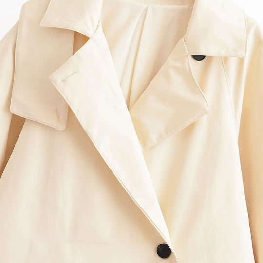 Damen Kurz geschnittene Boxy‑Trenchjacke mit asymmetrischer Knopfleiste und weiten Revers Nord Taschen