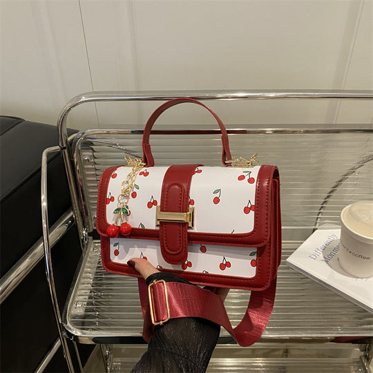 Damen Umhängetasche mit fruchtigem Kirschmotiv und schickem Anhänger Nord Taschen