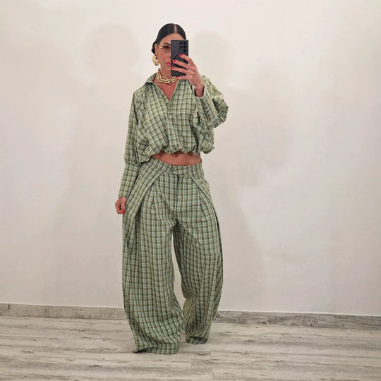 Damen Zweiteiliges kariertes Set mit Cropped Oversize-Hemd und weiter Bundfaltenhose Nord Taschen